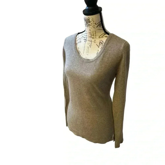 QUINN Cashmere Sweater - Picture 7 of 12